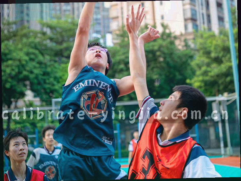 城市天际线简笔轮廓，叠加坐标线与校准刻度
